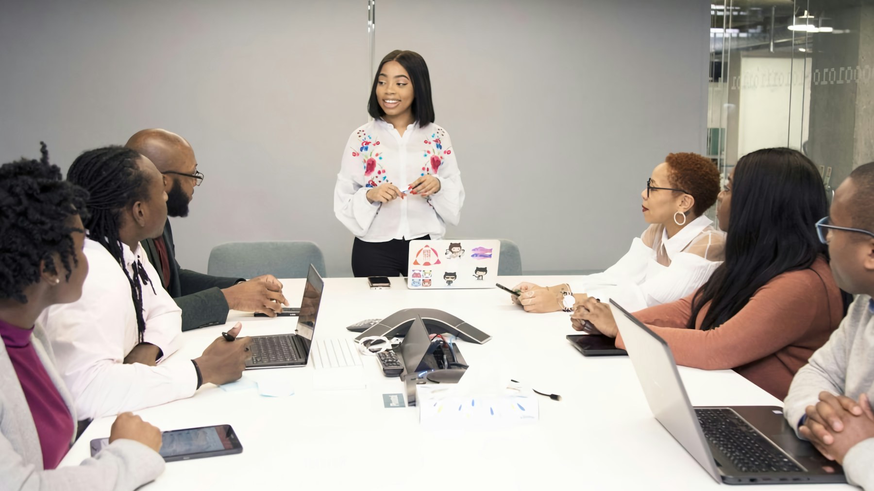 Equipo reunido alrededor de una mesa para analizar datos y planificar acciones educativas.